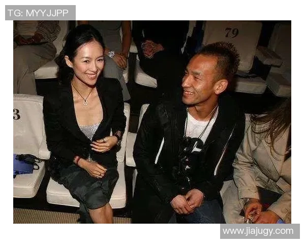 与足球明星亲密合照的女生性格解析及背后故事揭秘