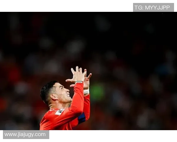 足球场上的愤怒瞬间：球星因判罚失误爆发怒火的背后心理解析